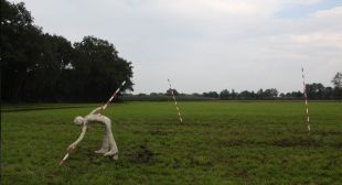 Dieptemeter, 2010, Diessen
Materiaal: Ongebakken klei,betonijzer, pur	
Afmeting: Hoogte 230cm.	
