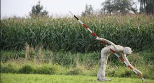 Dieptemeter, 2010, Diessen
Materiaal: Ongebakken klei,betonijzer, pur	
Afmeting: Hoogte 230cm.	
