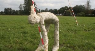 Dieptemeter, 2010, Diessen
Materiaal: Ongebakken klei,betonijzer, pur	
Afmeting: Hoogte 230cm.	
