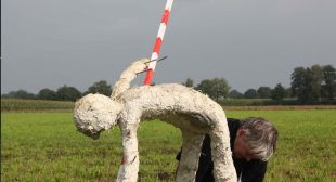 Dieptemeter, 2010, Diessen
Materiaal: Ongebakken klei,betonijzer, pur	
Afmeting: Hoog 230cm.	
