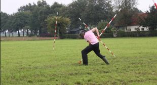 Dieptemeter, 2010, Diessen
Materiaal: Ongebakken klei,betonijzer, pur	
Afmeting: Hoog 230cm.	
