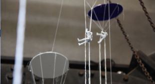 Florid Floating Flymates, 2012, stroomhuis Beringen, België
Materiaal: Ready made, triplex, katoen,